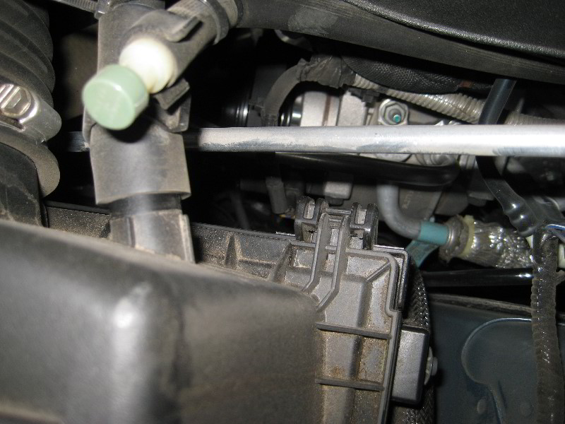 Jeep-Grand-Cherokee-Headlight-Bulbs-Replacement-Guide-030