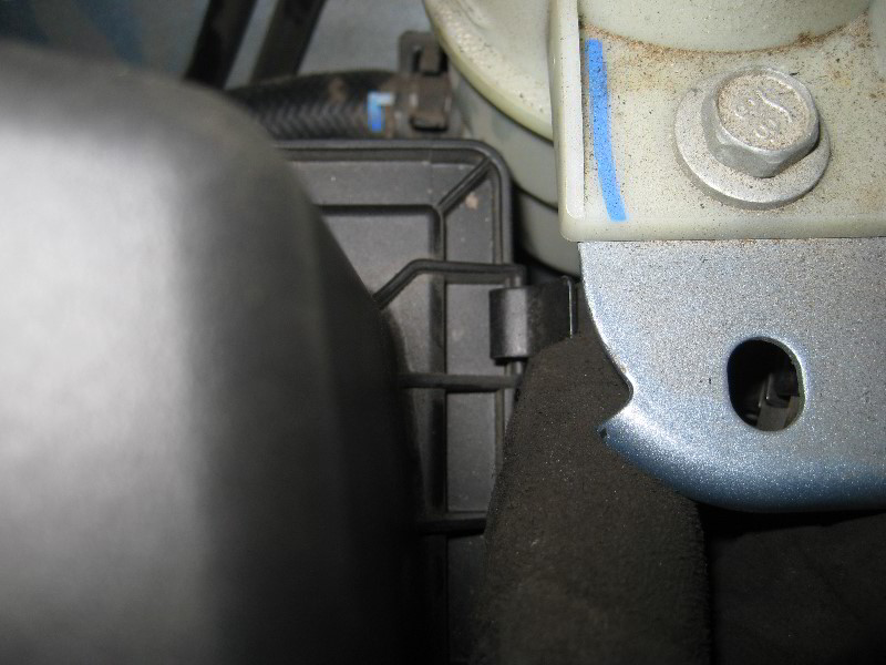 Jeep-Grand-Cherokee-Headlight-Bulbs-Replacement-Guide-031