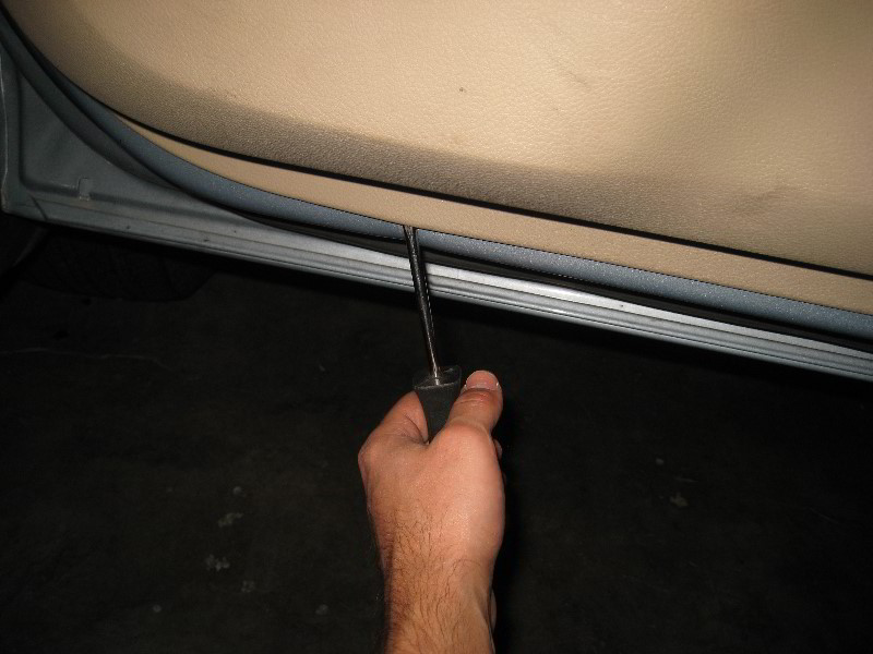Jeep-Grand-Cherokee-Interior-Door-Panel-Removal-Guide-015