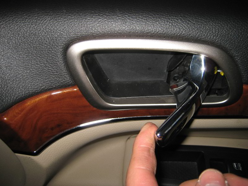 Jeep-Grand-Cherokee-Interior-Door-Panel-Removal-Guide-048