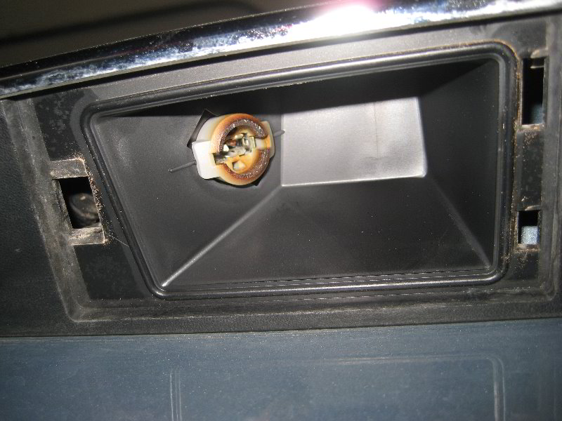 JeepGrandCherokeeLicensePlateLightBulbsReplacementGuide009