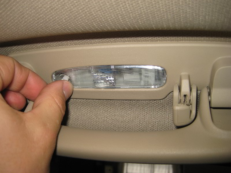 Jeep-Grand-Cherokee-Rear-Passenger-Reading-Light-Bulb-Replacement-Guide-010