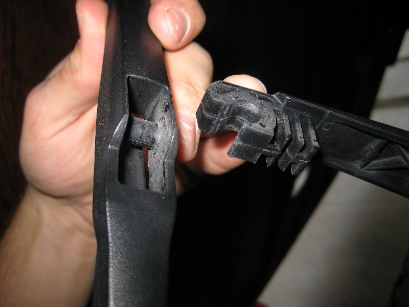 Jeep-Grand-Cherokee-Rear-Window-Wiper-Blade-Replacement-Guide-007