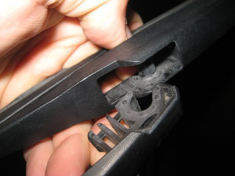 Jeep-Grand-Cherokee-Rear-Window-Wiper-Blade-Replacement-Guide-008