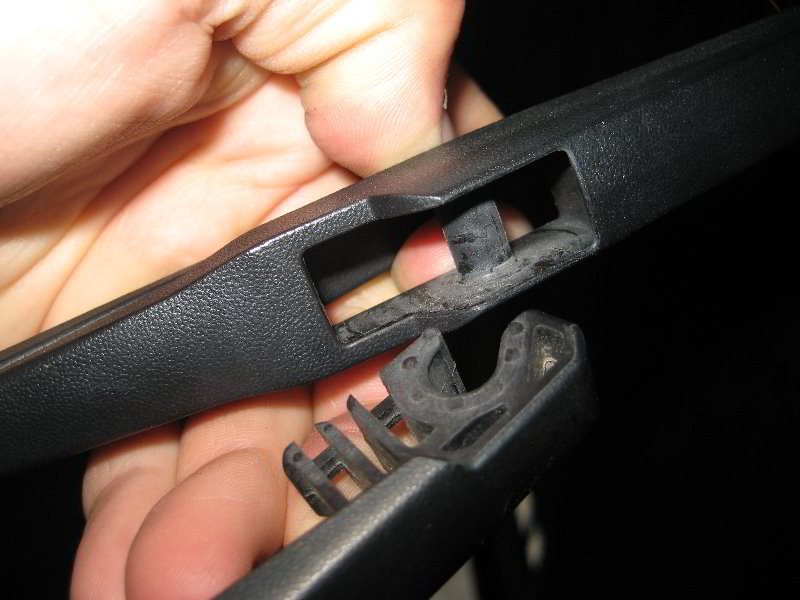 JeepGrandCherokeeRearWindowWiperBladeReplacementGuide009