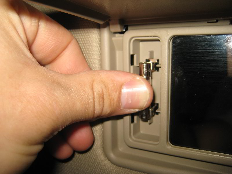 Jeep-Grand-Cherokee-Vanity-Mirror-Light-Bubs-Replacement-Guide-009