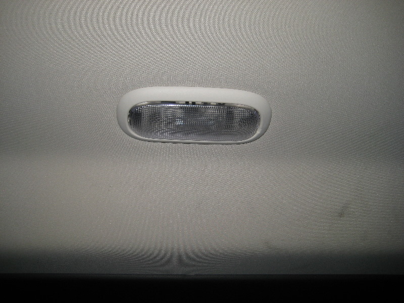 Jeep-Liberty-Cargo-Area-Light-Bulb-Replacement-Guide-002