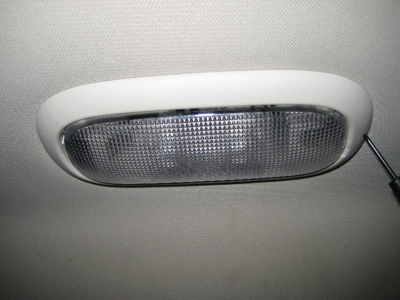 Jeep-Liberty-Cargo-Area-Light-Bulb-Replacement-Guide-003