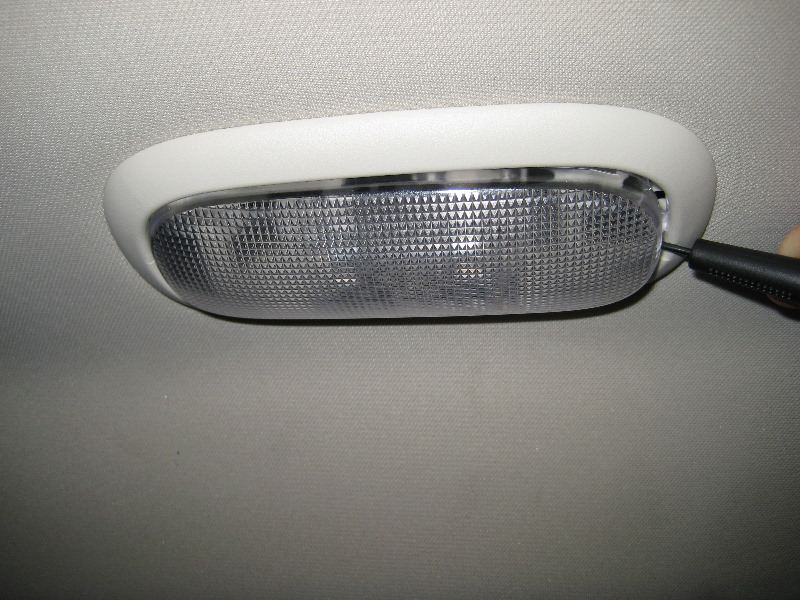 Jeep-Liberty-Cargo-Area-Light-Bulb-Replacement-Guide-004