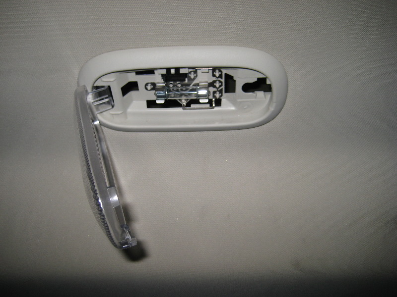 Jeep-Liberty-Cargo-Area-Light-Bulb-Replacement-Guide-005