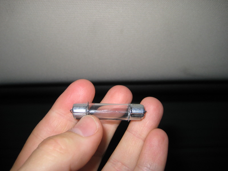 Jeep-Liberty-Cargo-Area-Light-Bulb-Replacement-Guide-006