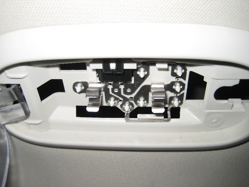 Jeep-Liberty-Cargo-Area-Light-Bulb-Replacement-Guide-007