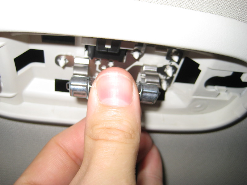 Jeep-Liberty-Cargo-Area-Light-Bulb-Replacement-Guide-008