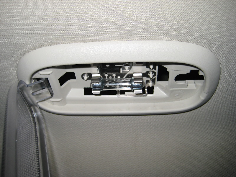 Jeep-Liberty-Cargo-Area-Light-Bulb-Replacement-Guide-009