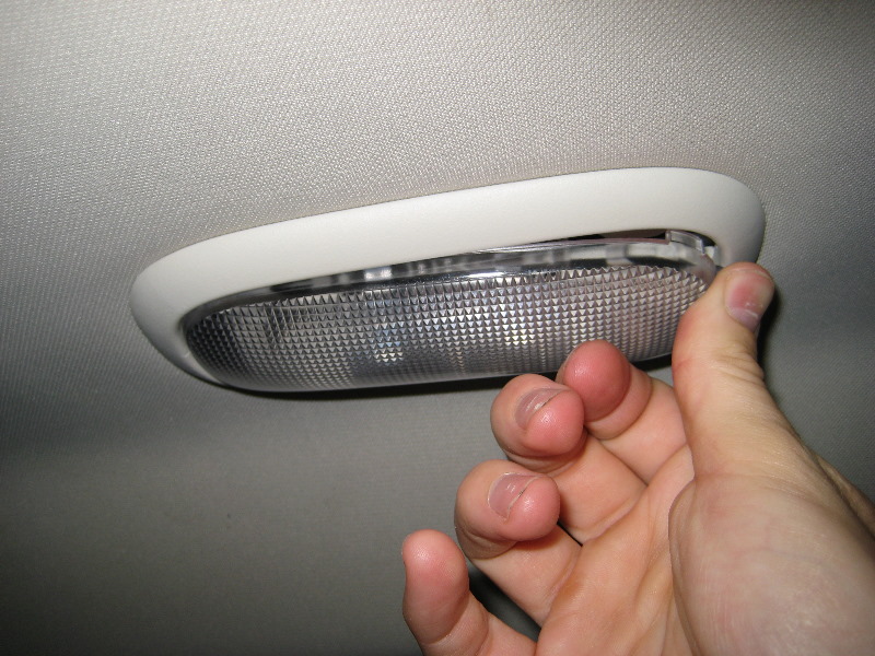 Jeep-Liberty-Cargo-Area-Light-Bulb-Replacement-Guide-010