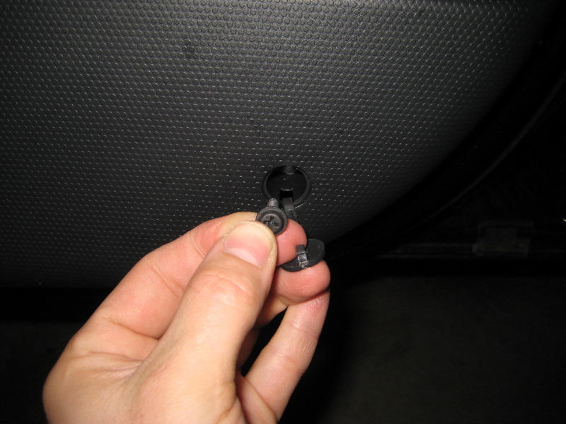 Jeep-Liberty-Door-Panel-Removal-Speaker-Replacement-Guide-037