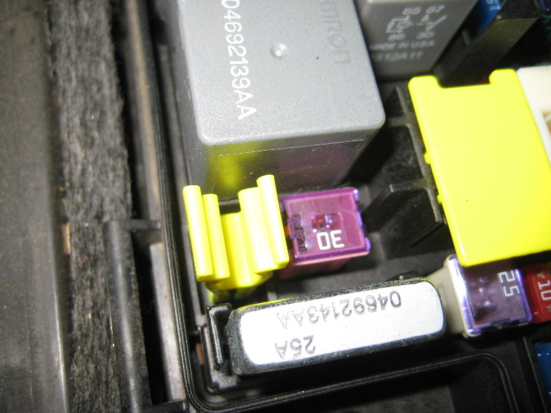 Jeep-Liberty-Electrical-Fuse-Replacement-Guide-005