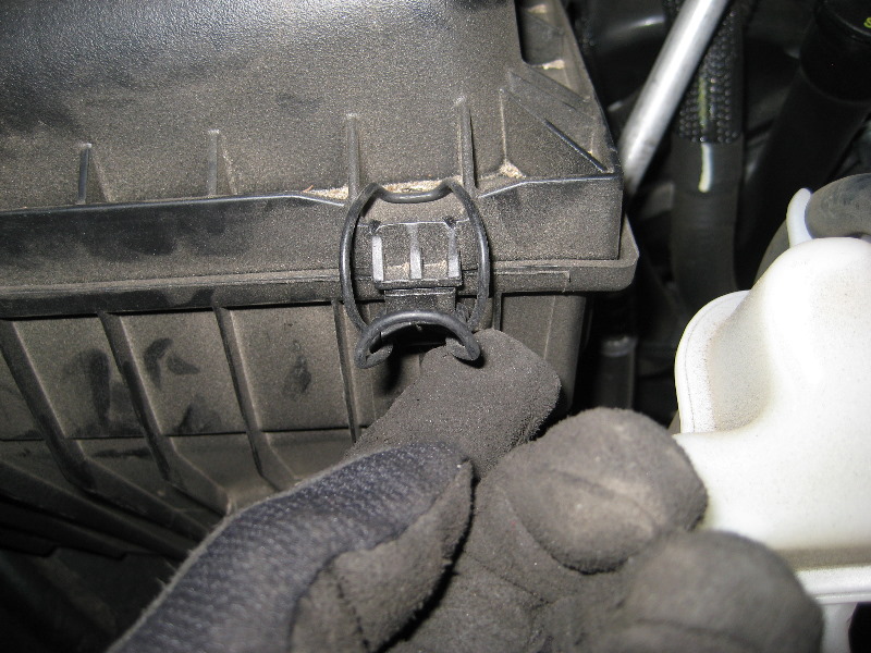 Jeep-Liberty-V6-EKG-Engine-Air-Filter-Replacement-Guide-003