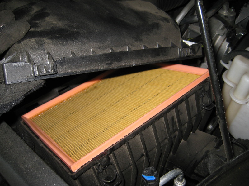 Jeep-Liberty-V6-EKG-Engine-Air-Filter-Replacement-Guide-004