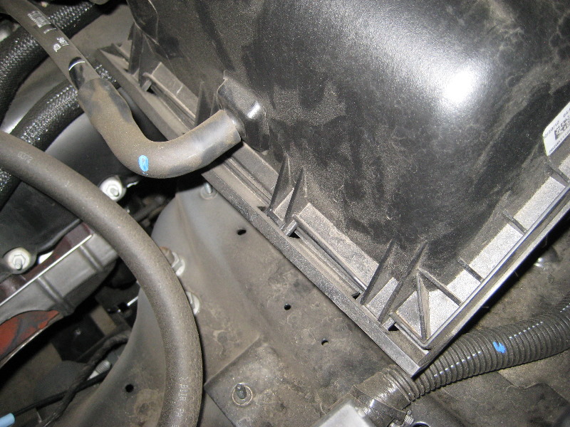 Jeep-Liberty-V6-EKG-Engine-Air-Filter-Replacement-Guide-009