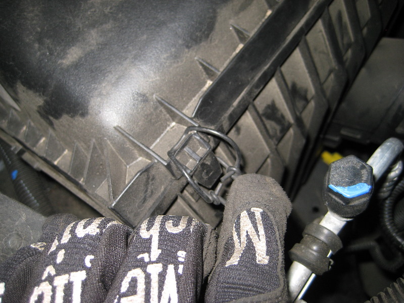 Jeep-Liberty-V6-EKG-Engine-Air-Filter-Replacement-Guide-010