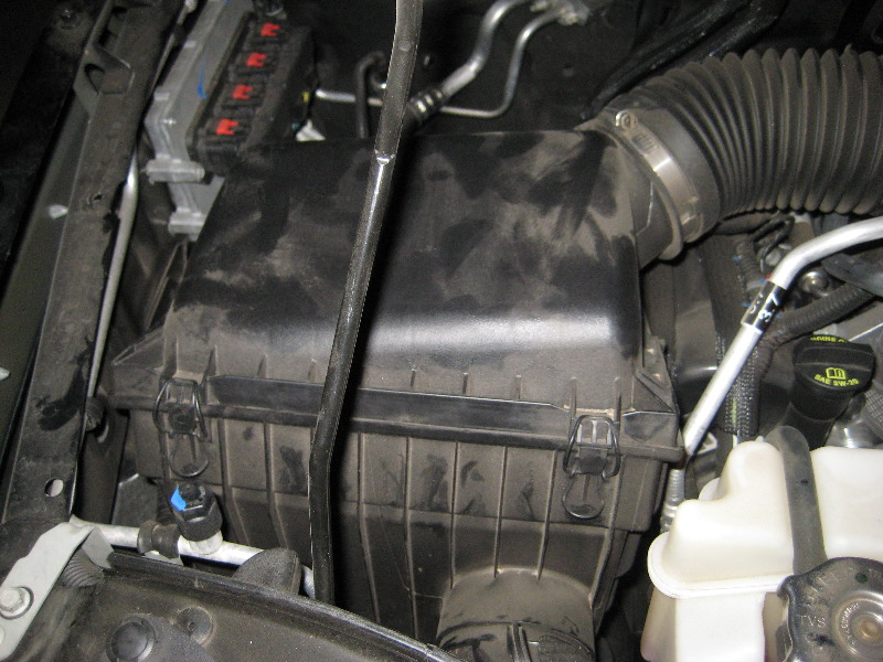 Jeep-Liberty-V6-EKG-Engine-Air-Filter-Replacement-Guide-012