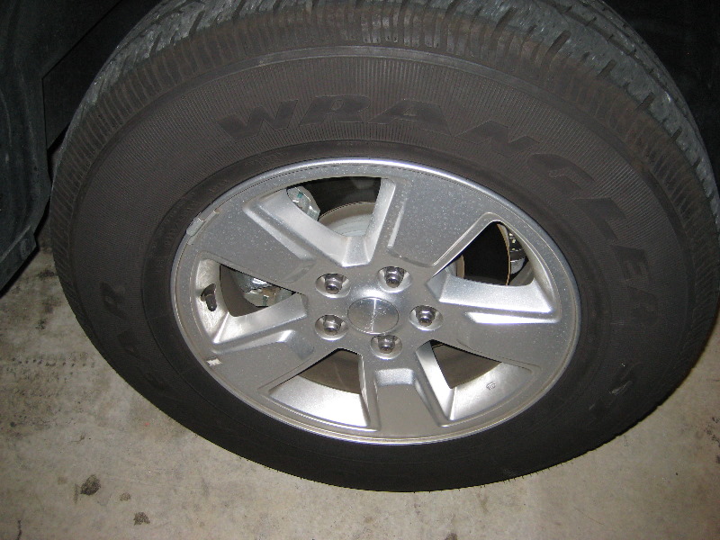 Jeep-Liberty-Front-Brake-Pads-Replacement-Guide-001