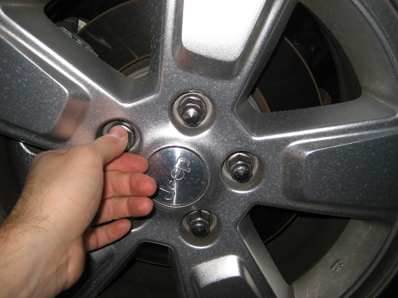 JeepLibertyFrontBrakePadsReplacementGuide004