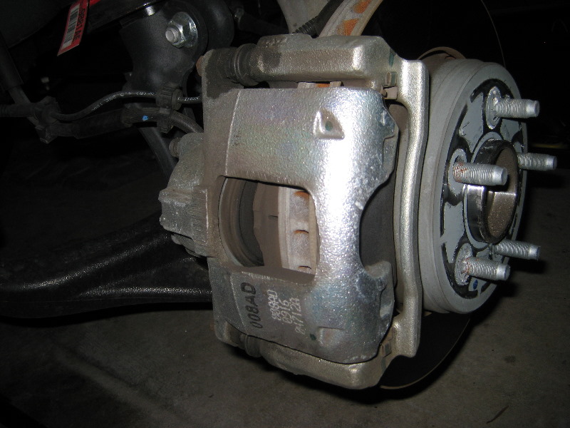 Jeep-Liberty-Front-Brake-Pads-Replacement-Guide-007