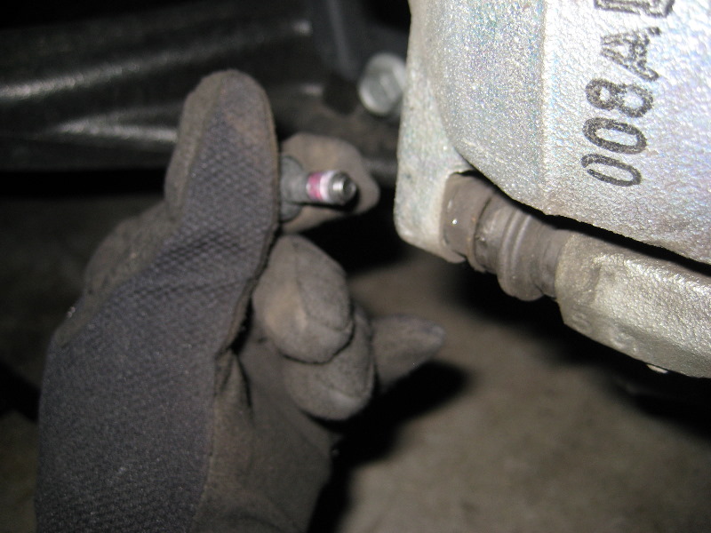 Jeep-Liberty-Front-Brake-Pads-Replacement-Guide-011