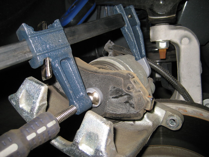 Jeep-Liberty-Front-Brake-Pads-Replacement-Guide-020