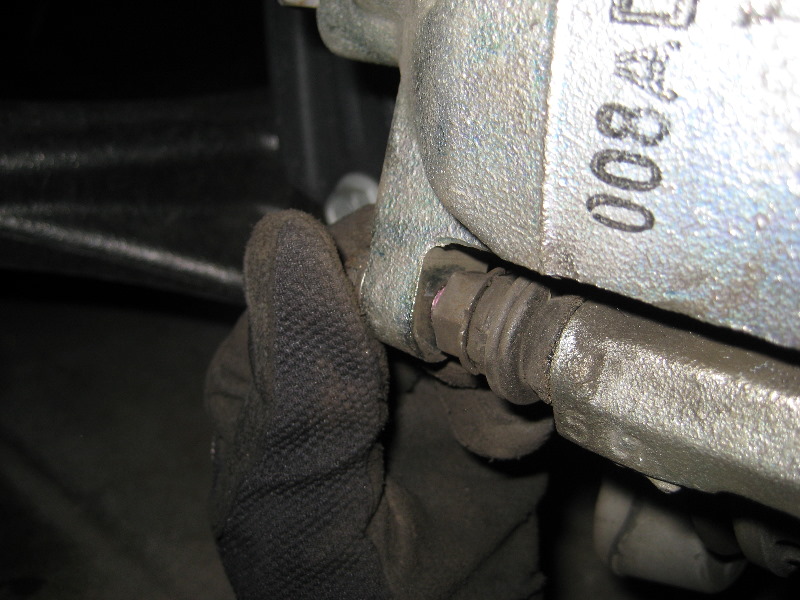 Jeep-Liberty-Front-Brake-Pads-Replacement-Guide-028