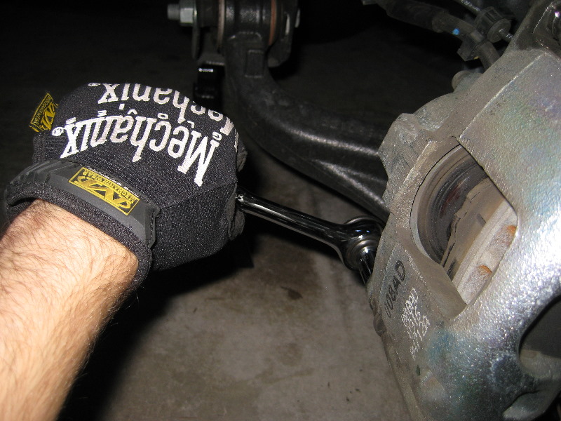 Jeep-Liberty-Front-Brake-Pads-Replacement-Guide-030