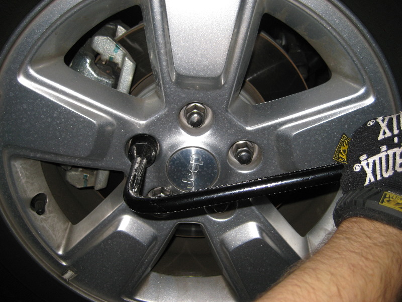 Jeep-Liberty-Front-Brake-Pads-Replacement-Guide-036