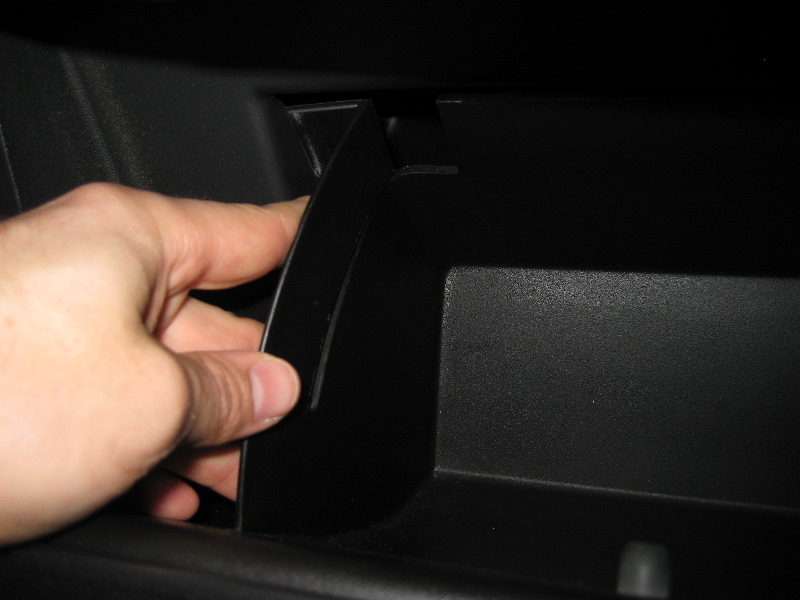 Jeep-Liberty-Cabin-Air-Filters-Cleaning-Replacement-Guide-003