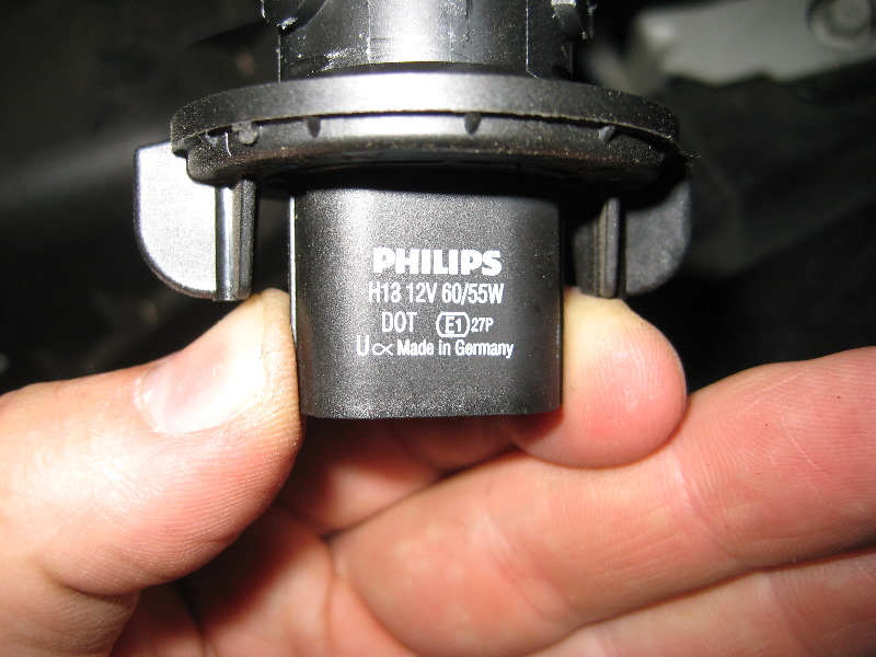 Jeep-Liberty-Headlight-Bulbs-Replacement-Guide-011