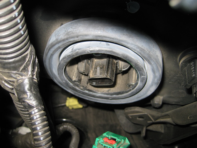 Jeep-Liberty-Headlight-Bulbs-Replacement-Guide-015