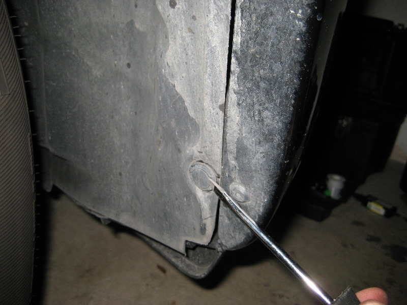 Jeep-Liberty-Headlight-Bulbs-Replacement-Guide-026