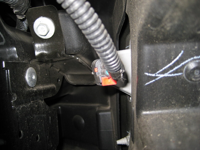 Jeep-Liberty-Headlight-Bulbs-Replacement-Guide-029