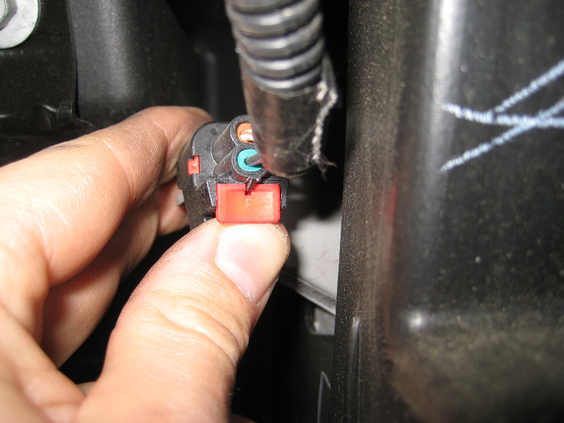 Jeep-Liberty-Headlight-Bulbs-Replacement-Guide-030