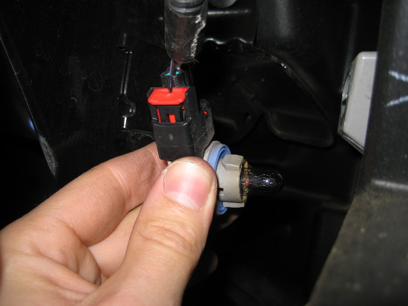 Jeep-Liberty-Headlight-Bulbs-Replacement-Guide-035