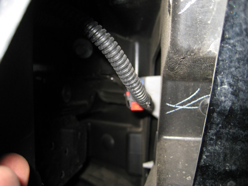 Jeep-Liberty-Headlight-Bulbs-Replacement-Guide-037