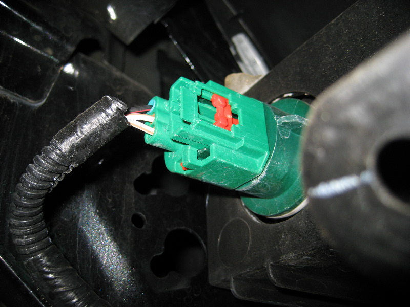 Jeep-Liberty-Headlight-Bulbs-Replacement-Guide-038