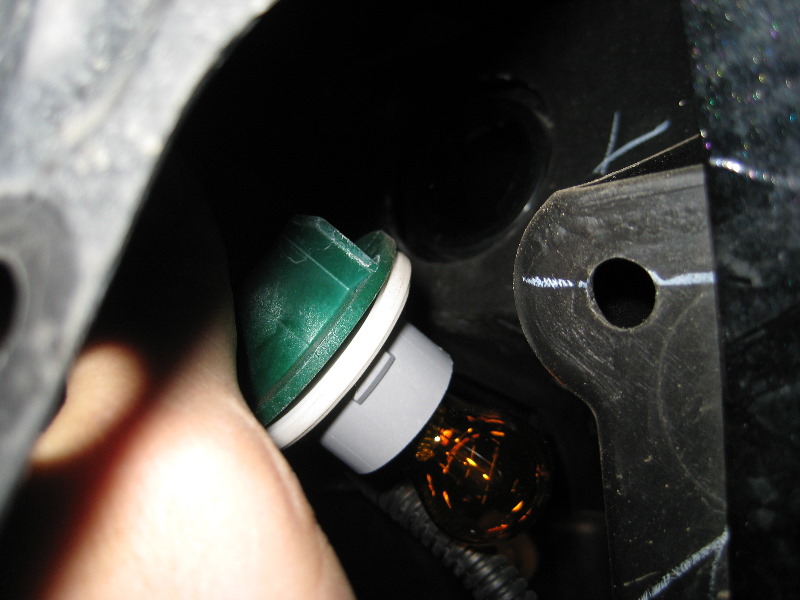 Jeep-Liberty-Headlight-Bulbs-Replacement-Guide-039