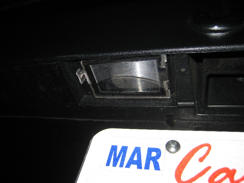 Jeep-Liberty-License-Plate-Light-Bulbs-Replacement-Guide-002