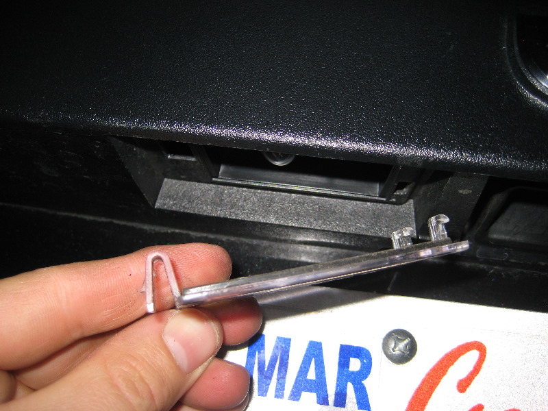 Jeep-Liberty-License-Plate-Light-Bulbs-Replacement-Guide-004