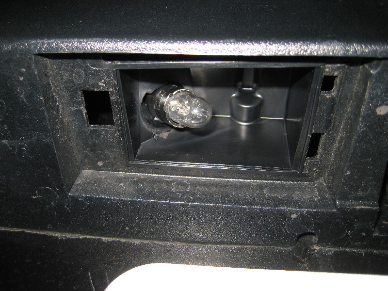Jeep-Liberty-License-Plate-Light-Bulbs-Replacement-Guide-005