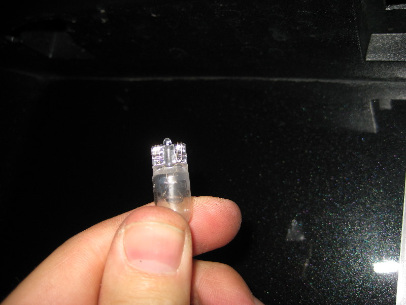 Jeep-Liberty-License-Plate-Light-Bulbs-Replacement-Guide-006