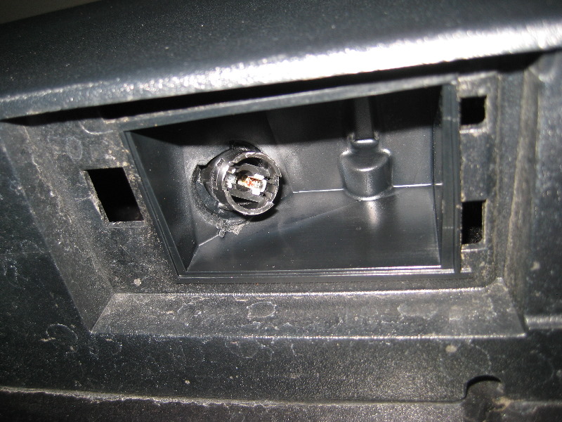 Jeep-Liberty-License-Plate-Light-Bulbs-Replacement-Guide-007