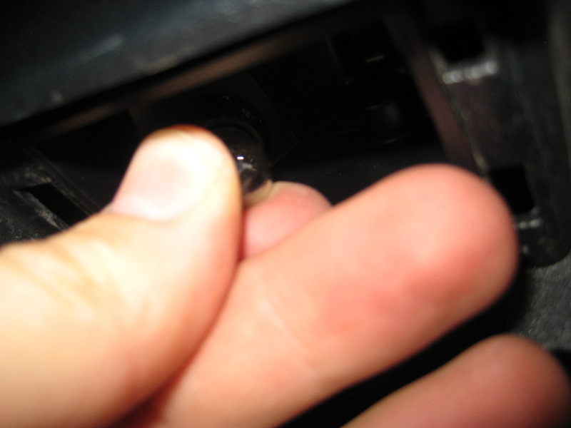 Jeep-Liberty-License-Plate-Light-Bulbs-Replacement-Guide-008